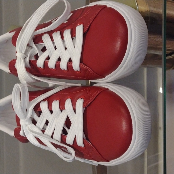 🛑SOLD🛑 Red and White Tommy Hilfiger Sneakers - Picture 7 of 10